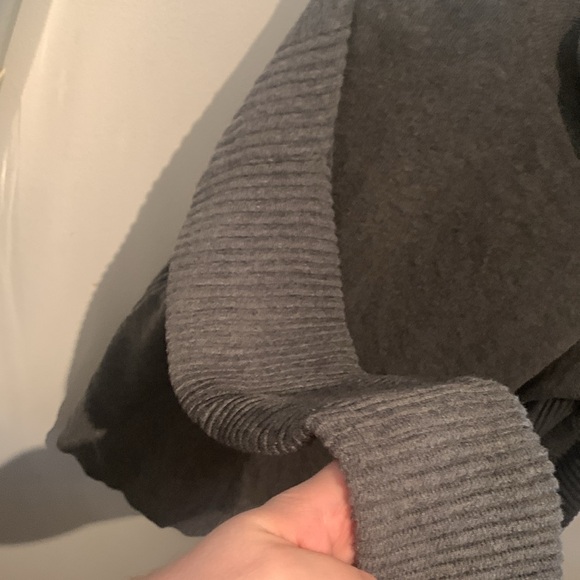 Stylish Primark Grey Wool Turtleneck Sweater w/ ribbed arms for extra warmth 😍 - Picture 3 of 6